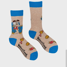 Load image into Gallery viewer, GROMIT KNITTING SOCKS - SOCKTOPUS X WALLACE &amp; GROMIT