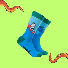 Load image into Gallery viewer, SNOOPY SURFS UP SOCKS - PEANUTS