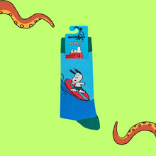 Load image into Gallery viewer, SNOOPY SURFS UP SOCKS - PEANUTS