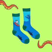 Load image into Gallery viewer, SNOOPY SURFS UP SOCKS - PEANUTS